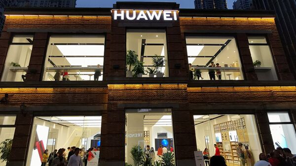 A Huawei store is seen at a commercial area in Wuhan, Hubei province, China March 30, 2019. Picture taken March 30, 2019 - 俄罗斯卫星通讯社