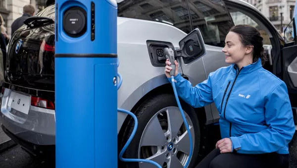 英國駐世界各地外交官將改用電動汽車 - 俄羅斯衛星通訊社