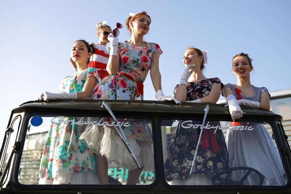格连吉克“纳西莫夫”汽车拉力赛，在GAZ-66卡车上照相的女孩们。 - 俄罗斯卫星通讯社