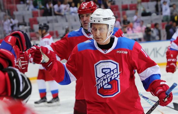 2019年5月10日。俄羅斯總統弗拉基米爾∙普京在索契大冰宮的夜間冰球聯盟比賽上與冰球運動員打招呼。 - 俄羅斯衛星通訊社
