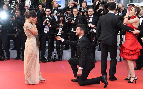 第72届戛纳国际电影节的电影《隐秘的生活》首映式上一名男子向一名女子求婚。 - 俄罗斯卫星通讯社