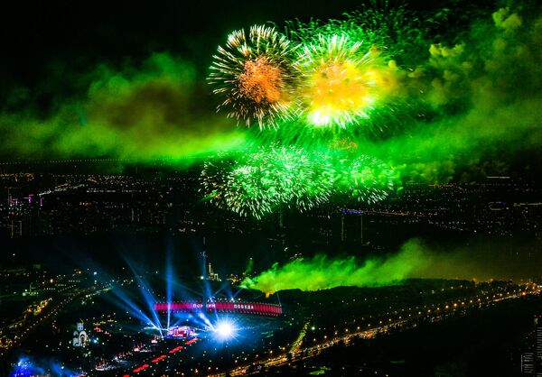 莫斯科CBD商圈“奧卡”塔看到的俯首山慶祝勝利日的焰火。 - 俄羅斯衛星通訊社