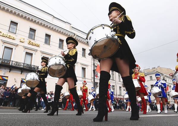 圣彼得堡城市日涅瓦大街上的鼓手游行。 - 俄罗斯卫星通讯社