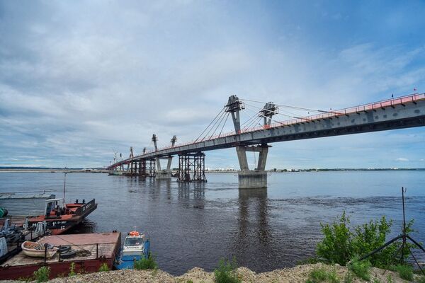 中国黑河-俄罗斯布拉戈维申斯克跨黑龙江（阿穆尔河）的跨境公路大桥合龙。 - 俄罗斯卫星通讯社