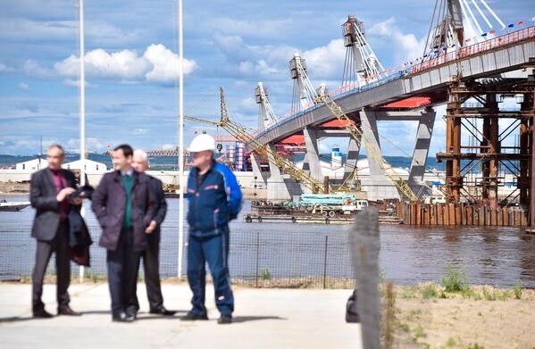 中國黑河-俄羅斯布拉戈維申斯克跨黑龍江（阿穆爾河）的跨境公路大橋合龍。 - 俄羅斯衛星通訊社