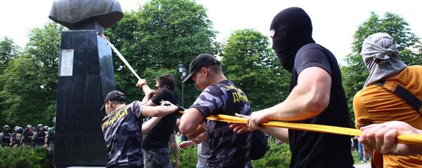 Националисты повалили бюст маршала Жукова в Харькове - 俄罗斯卫星通讯社