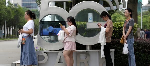 Employees wait for a shuttle bus at a 5G testing park at Huawei's headquarters in Shenzhen - 俄罗斯卫星通讯社
