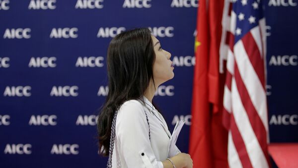 Женщина напротив флага США на Международной китайской выставке новейших технологий торговли услугами в Пекине - 俄罗斯卫星通讯社