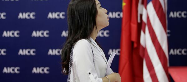 Женщина напротив флага США на Международной китайской выставке новейших технологий торговли услугами в Пекине - 俄罗斯卫星通讯社