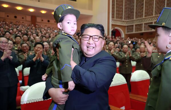 在朝鮮人民軍音樂會上， 朝鮮領導人金正恩懷裡抱著一個孩子 - 俄羅斯衛星通訊社