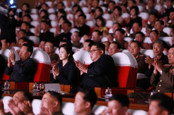朝鮮領導人金正恩和夫人李雪主在朝鮮人民軍音樂會上 - 俄羅斯衛星通訊社