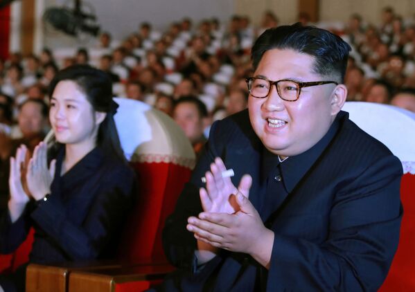 朝鲜领导人金正恩和夫人李雪主在朝鲜人民军音乐会上 - 俄罗斯卫星通讯社