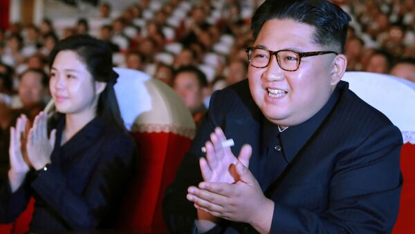 Лидер Северной Кореи Ким Чен Ын и его жена Ли Соль Чжу на концерте Корейской народной армии - 俄罗斯卫星通讯社