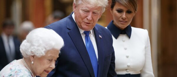 特朗普輕觸伊麗莎白女王背部違反皇室禮儀 - 俄羅斯衛星通訊社