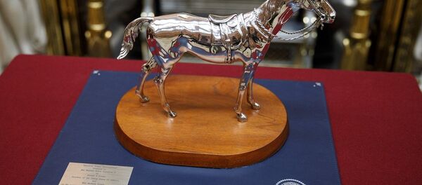 媒体：特朗普没认出自己去年送给伊丽莎白二世的礼物 - 俄罗斯卫星通讯社