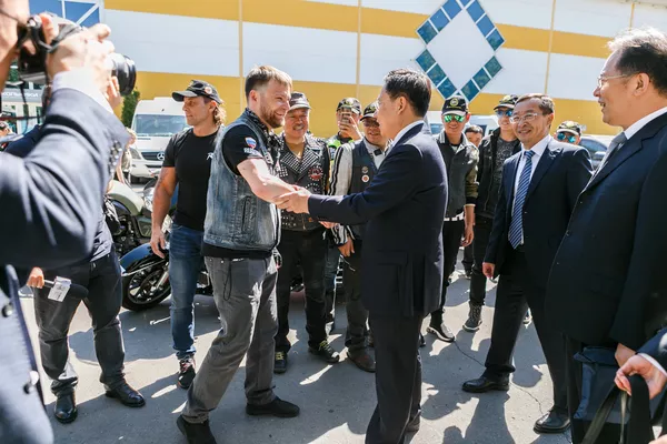 “友誼之路”摩托車越障賽參賽者在莫斯科索科爾尼基公園受到中國駐莫斯科大使館代表和俄羅斯駐華大使安德烈·傑尼索夫的隆重迎接。 “友誼之路”摩托車越障賽參賽者在莫斯科索科爾尼基公園受到中國駐莫斯科大使館代表和俄羅斯駐華大使安德烈·傑尼索夫的隆重迎接。 - 俄羅斯衛星通訊社