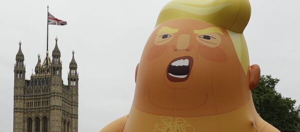 穿着尿不湿的特朗普气球在伦敦上空升起 - 俄罗斯卫星通讯社