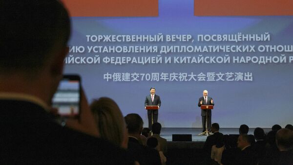 Си Цзиньпин и Владимир Путин открыли торжественный вечер в Большом театре, посвященный 70-летию дипотношений России и Китая - 俄羅斯衛星通訊社