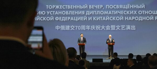 Си Цзиньпин и Владимир Путин открыли торжественный вечер в Большом театре, посвященный 70-летию дипотношений России и Китая - 俄羅斯衛星通訊社