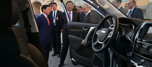 Председатель КНР Си Цзиньпин и президент России Владимир Путин во время осмотра в Московском Кремле экспозиции собираемых в России внедорожников китайской марки Haval - 俄罗斯卫星通讯社