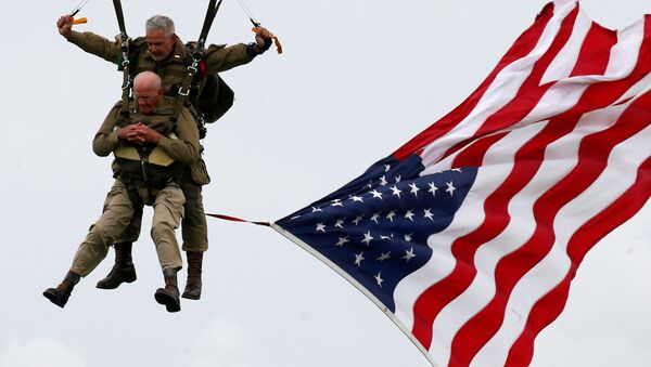 美国老兵97岁高龄跳伞 - 俄罗斯卫星通讯社