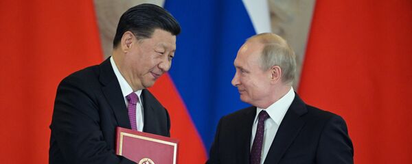 Президент РФ Владимир Путин и председатель Китайской Народной Республики Си Цзиньпин (слева) на церемонии подписания совместных документов по итогам российско-китайских переговоров в Кремле. - 俄羅斯衛星通訊社