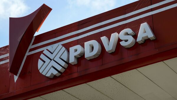 Логотипа венесуэльской государственной нефтяной компании PDVSA на заправочной станции в Каракасе  - 俄羅斯衛星通訊社