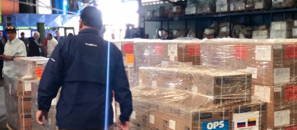 Коробки с медикаментами и медицинским оборудованием, переданные Россией Венесуэле, в аэропорту Каракаса - 俄羅斯衛星通訊社