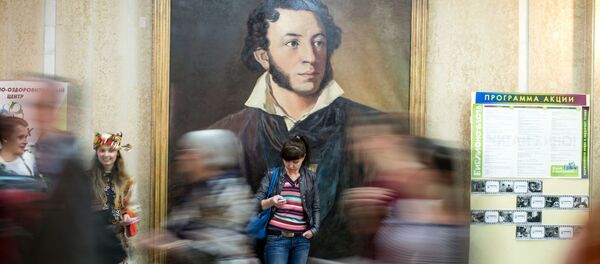 Посетители Государственной научной библиотеки имени Пушкина в Омске во время Всероссийской акции Библионочь Посетители Государственной научной библиотеки имени Пушкина в Омске во время Всероссийской акции Библионочь - 俄罗斯卫星通讯社