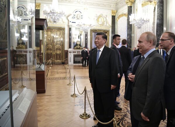 弗拉基米爾·普京總統和中華民國主席習近平（左）在2019年聖彼得堡國際經濟論壇（SPIEF-2019）間隙參觀國立埃爾米塔什博物館的意大利文藝復興展 - 俄羅斯衛星通訊社