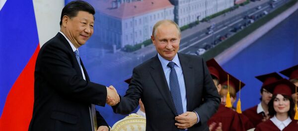 中华人民共和国主席习近平与俄罗斯总统弗拉基米尔·普京在圣彼得堡国立大学授予中国主席习近平名誉博士的庆典上握手致意 - 俄罗斯卫星通讯社