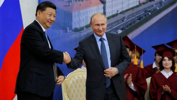 中華人民共和國主席習近平與俄羅斯總統弗拉基米爾·普京在聖彼得堡國立大學授予中國主席習近平名譽博士的慶典上握手致意 - 俄羅斯衛星通訊社