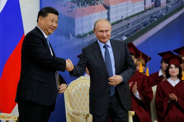 中华人民共和国主席习近平与俄罗斯总统弗拉基米尔·普京在圣彼得堡国立大学授予中国主席习近平名誉博士的庆典上握手致意 - 俄罗斯卫星通讯社