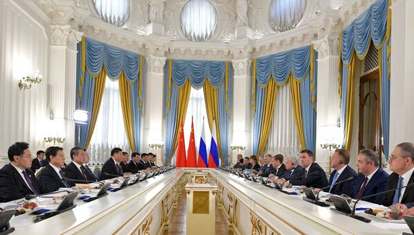 俄罗斯总理德米特里·梅德韦杰夫和正在俄罗斯进行国事访问的中国国家主席习近平在会晤中 - 俄罗斯卫星通讯社