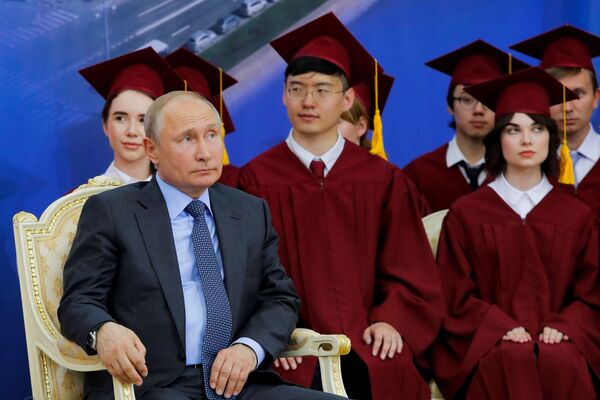 弗拉基米爾·普京總統在聖彼得堡國立大學授予中國主席習近平名譽博士學位的儀式上 - 俄羅斯衛星通訊社