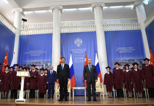 弗拉基米爾·普京總統在聖彼得堡國立大學授予中華人民共和國主席習近平名譽博士學位的儀式上 - 俄羅斯衛星通訊社