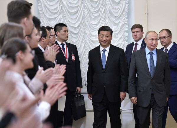 弗拉基米尔·普京总统和中华人民共和国主席习近平访问圣彼得堡国立大学 - 俄罗斯卫星通讯社