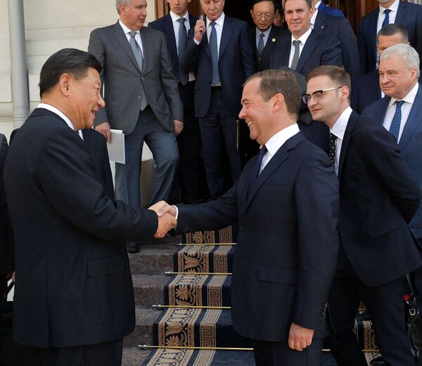 俄羅斯總理德米特里·梅德韋傑夫和正在俄羅斯進行國事訪問的中國國家主席習近平會談結束瞬間 - 俄羅斯衛星通訊社