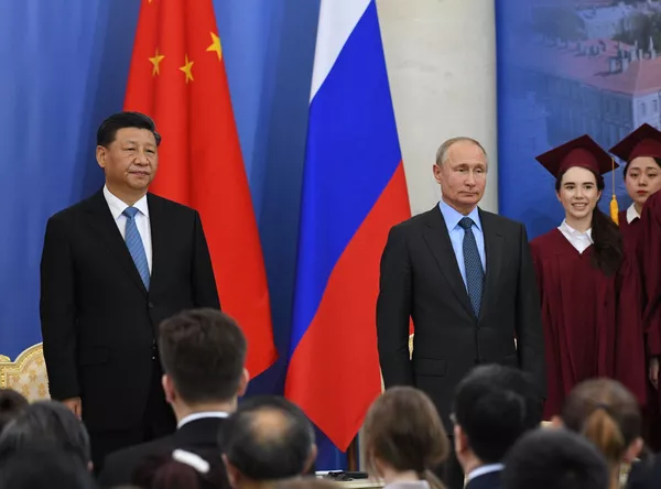 弗拉基米爾·普京總統在聖彼得堡國立大學授予中華人民共和國主席習近平名譽博士學位的儀式上 弗拉基米爾·普京總統在聖彼得堡國立大學授予中華人民共和國主席習近平名譽博士學位的儀式上 - 俄羅斯衛星通訊社