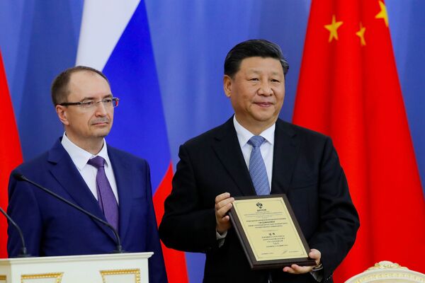 中华人民共和国主席习近平在圣彼得堡国立大学授予其名誉博士学位的仪式上 - 俄罗斯卫星通讯社