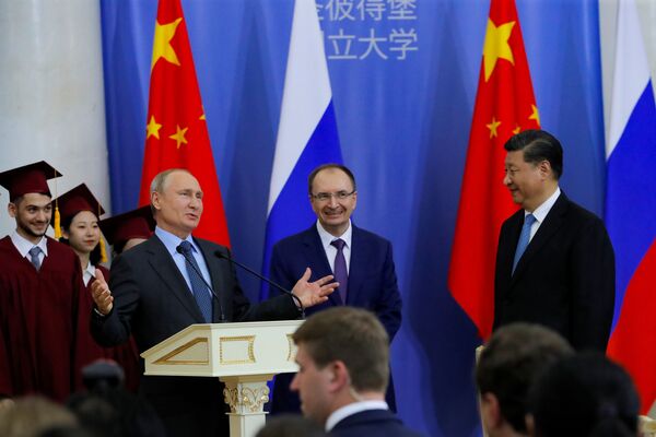 弗拉基米爾·普京總統在聖彼得堡國立大學授予中華人民共和國主席習近平名譽博士學位的儀式上 - 俄羅斯衛星通訊社