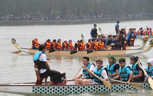 外国大学生在北京参加赛龙舟活动 - 俄罗斯卫星通讯社