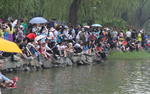 外国大学生在北京参加赛龙舟活动 - 俄罗斯卫星通讯社