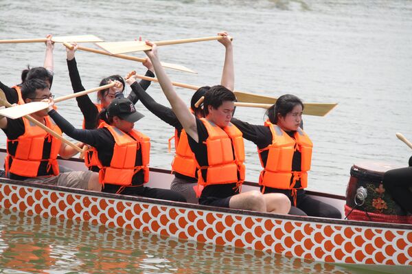 外國大學生在北京參加賽龍舟活動 （圖片） - 俄羅斯衛星通訊社