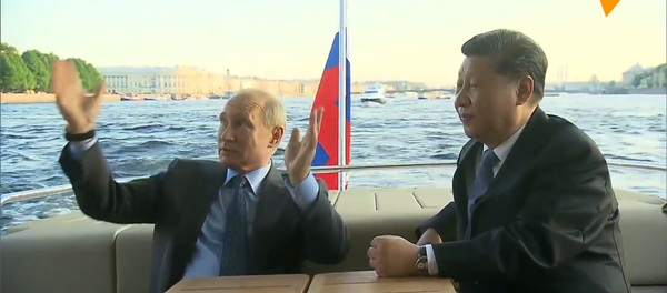 普京向习近平展示涅瓦河和阿芙乐尔号 普京向习近平展示涅瓦河和阿芙乐尔号 - 俄罗斯卫星通讯社