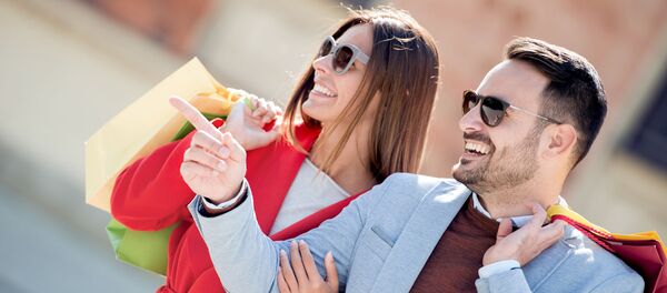 Молодая пара с пакетами из магазина - 俄罗斯卫星通讯社