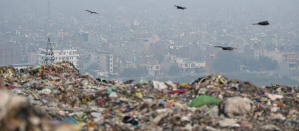 This picture taken on November 13, 2018, shows an Indian trash collector sitting on garbage at the Ghazipur landfill site in New Delhi. This picture taken on November 13, 2018, shows an Indian trash collector sitting on garbage at the Ghazipur landfill site in New Delhi. - 俄羅斯衛星通訊社