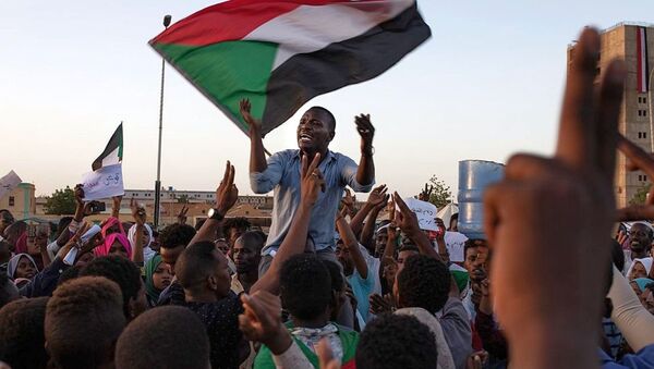 蘇丹警方用催淚彈驅趕示威者 - 俄羅斯衛星通訊社
