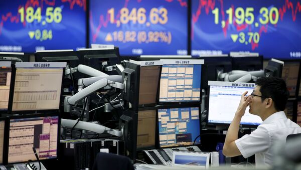  A currency dealer works at a dealing room of a bank in Seoul - 俄罗斯卫星通讯社