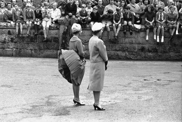 英國女王伊麗莎白二世和瑪格麗特公主在蘇格蘭巴爾莫勒爾城堡等待美國總統艾森豪威爾時，瑪格麗特公主的裙擺被風吹起 - 俄羅斯衛星通訊社